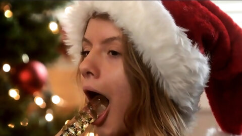 Petite teen toying solo